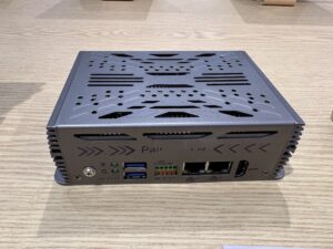 The image shows a modular industrial enclosure designed for electronic devices. The enclosure is likely made from aluminum, a material often chosen for its light weight, durability, and heat dissipation properties. The design appears to be compact and robust, with ventilation slots that help prevent overheating by allowing airflow to the internal components. This type of enclosure is ideal for industrial electronics, communication equipment, or automated control systems, where protecting sensitive electronics from environmental factors like dust, moisture, and physical damage is crucial. The customizable features of the enclosure allow for flexibility in adapting it to various applications, ensuring that the internal components are securely housed while maintaining their performance.