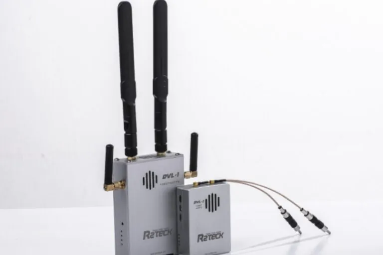 Wireless communication devices with dual antennas, suitable for data transmission and monitoring